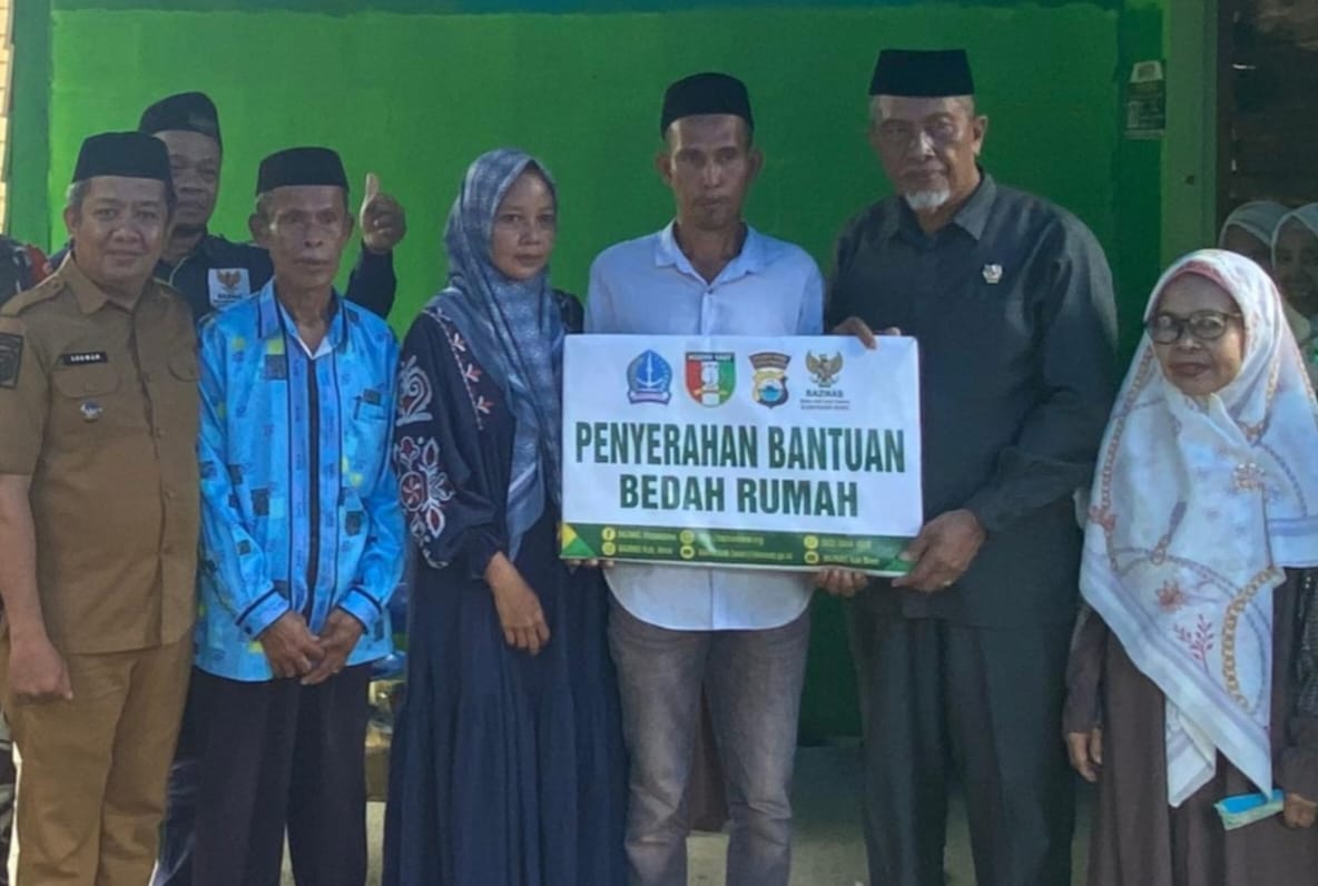 KETUA  BAZNAS BONE RESMIKAN RUMAH LAYAK HUNI